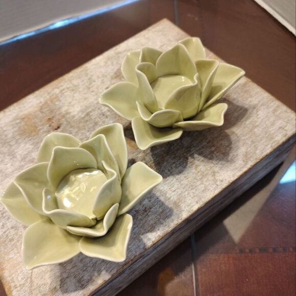 👍 Pretty Lotus Ceramic Flower Tea Light Candle Holder.   C7 - Picture 1 of 3